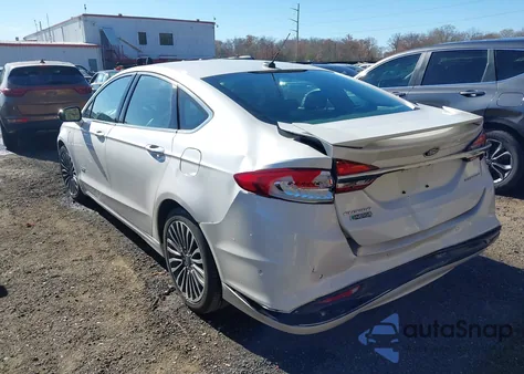 2017 Ford Fusion Energi Titanium z USA, uszkodzony, nr VIN 3FA6P0SU2HR147461